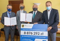 the rector of the MUG, prof. Marcin Gruchała , member of the Board of the Pomeranian Voivodeship Agnieszka Kapała-Sokalska, marshals: Wiesław Byczkowski and Mieczysław Struk