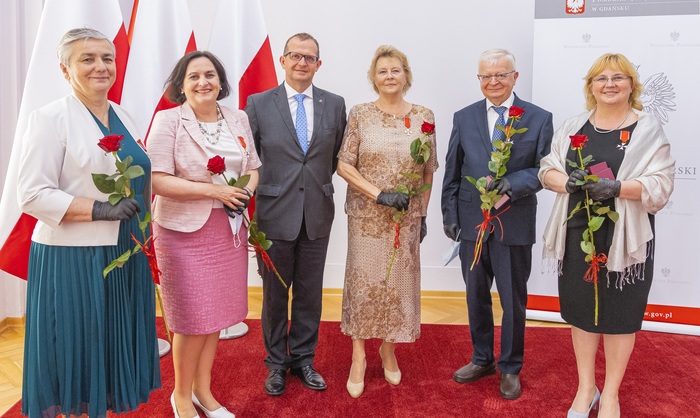 At the photo from left: Prof. Elżbieta Adamkiewicz-Drożyńska, Prof. Małgorzata Sznitowska, Prof. Michał Markuszewski, Prof. Maria Wujtewicz, Prof. Michał Woźniak, Prof. Małgorzata Myśliwiec; photo: Paweł Sudara/MUG