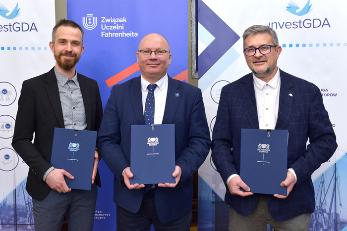 from the left: Vice-President of the Management Board of InvestGDA, Maciej Cieślik, Rector of the Gdańsk Tech and Chairman of the FarU Assembly, Prof. Krzysztof Wilde and President of InvestGDA, Marek Ossowski